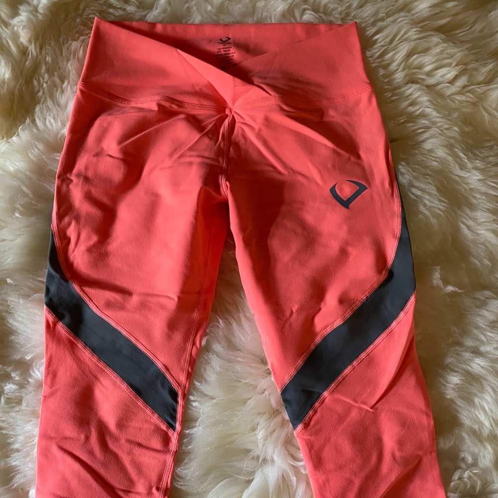 Violate the Dress Code capri leggings. Size medium